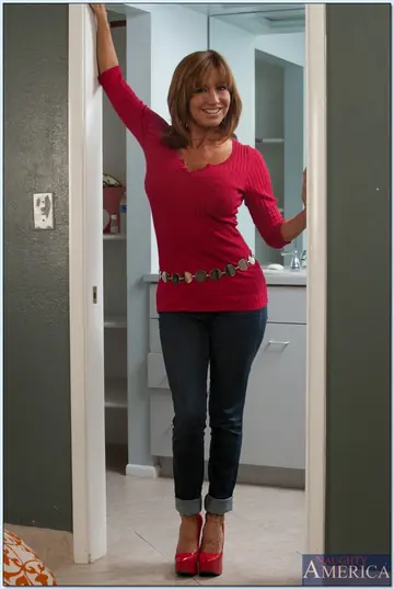Curvy Latina MILF Peels Off Her Jeans and Shows Her Big Tits