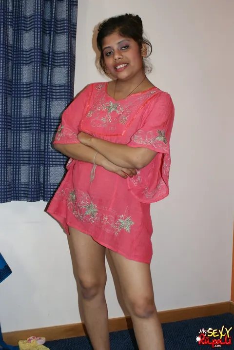 Indian Woman Undresses Nude with a Big Smile – photo 5 of 15