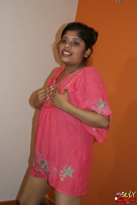 Indian Woman Undresses Nude with a Big Smile – photo 2 of 15