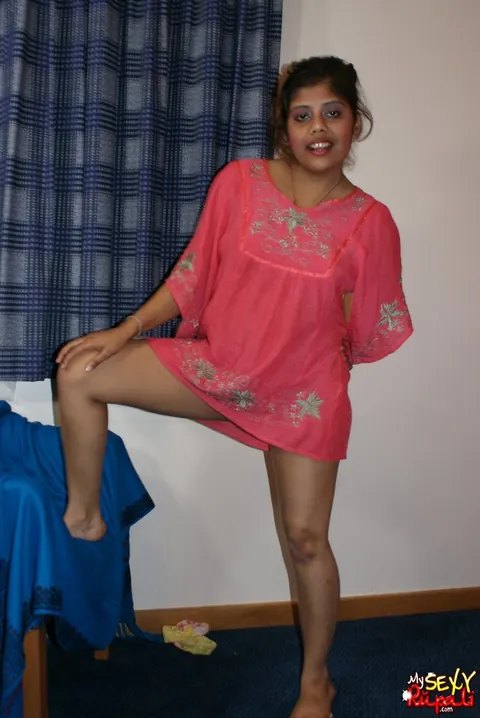 Indian Woman Undresses Nude with a Big Smile – photo 6 of 15