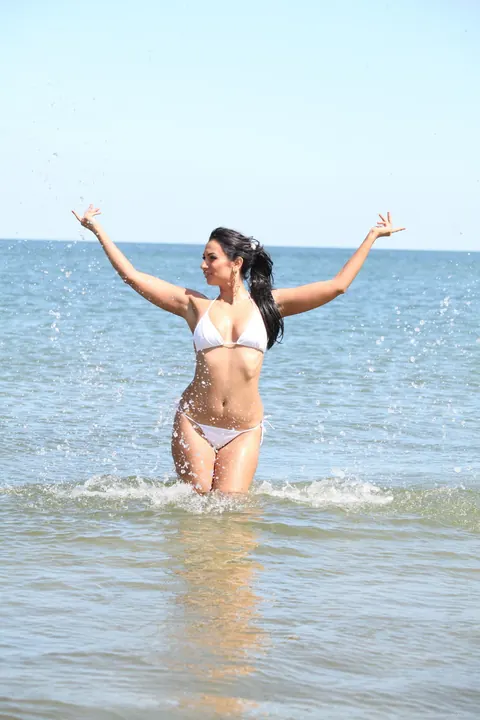 Woman Undresses, Turns and Arches Her Back for the Camera – photo 8 of 21