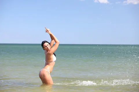 Woman Undresses, Turns and Arches Her Back for the Camera – photo 9 of 21