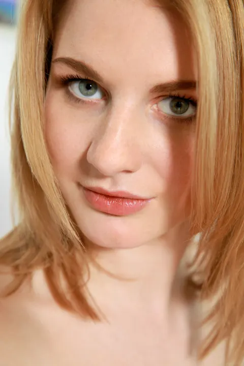 Margo C: Tall Ukrainian Blonde Undresses and Poses Nude – photo 15 of 21