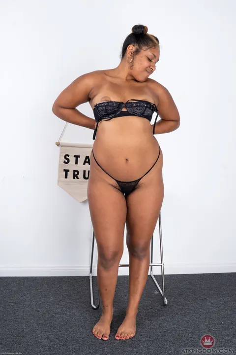Thick African Babe Shows Her Hairy Pussy – photo 5 of 21