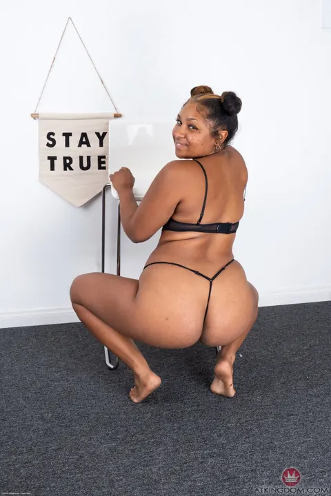 Thick African Babe Shows Her Hairy Pussy – photo 2 of 21