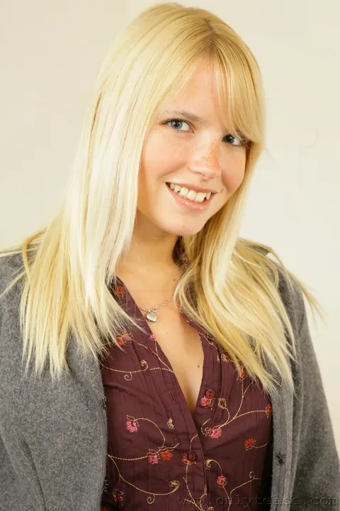 Lauren Hurley: Blonde in Stockings Poses and Turns – photo 1 of 21