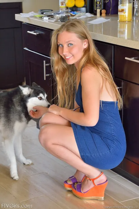 Bre Blu: Blonde Fingers and Toys Her Pussy in the Kitchen – photo 4 of 15