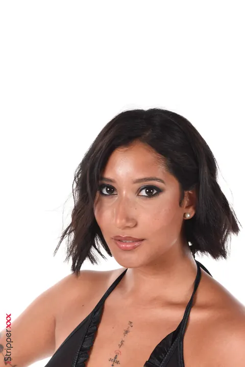Alika Penagos: Thick Latina Strips Off Her Lingerie and Masturbates in Heels – photo 2 of 15
