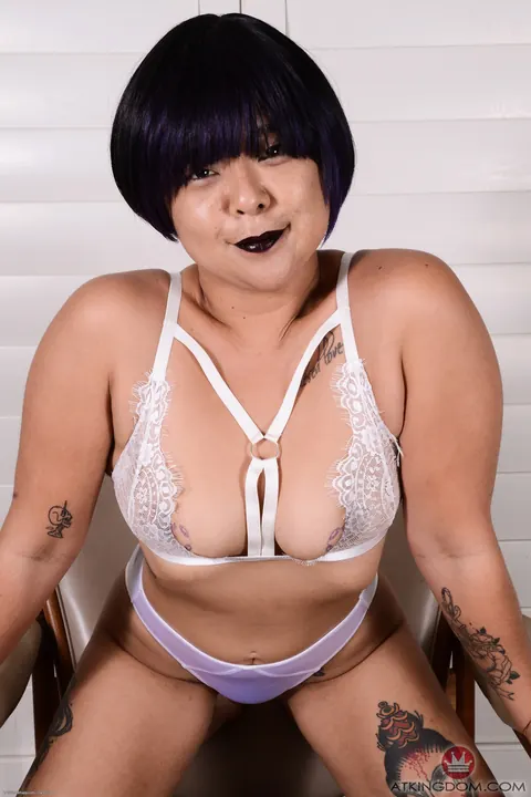 Lulu Sparkle: Slim Asian MILF Poses and Reveals Her Hairy Bush – photo 1 of 21