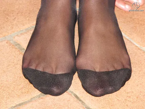 Black-Haired Babe Poses in Pantyhose for Foot Fetish – photo 11 of 16