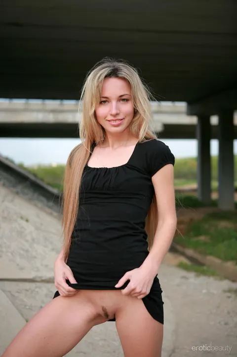 Blonde PAWG Poses Naked Outdoors by an Overpass – photo 1 of 16