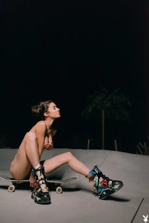 Woman Strips Out of Her Bikini and Shows Her Nude Body – photo 18 of 21