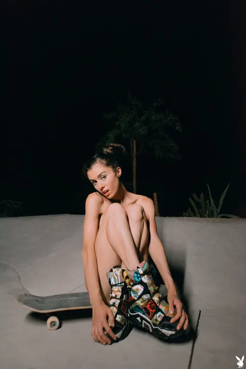 Woman Strips Out of Her Bikini and Shows Her Nude Body – photo 15 of 21