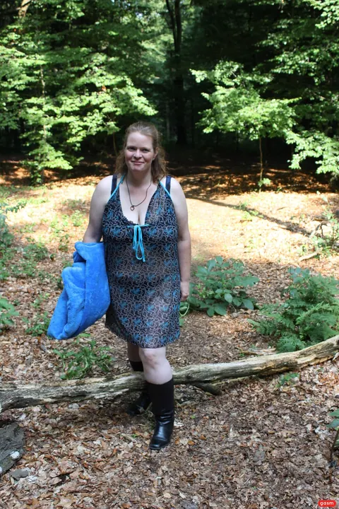 BBW with Big Tits Poses Outdoors – photo 4 of 15