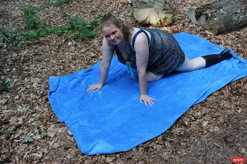 BBW with Big Tits Poses Outdoors – photo 12 of 15