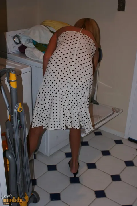 Hanna Hilton: Tall Blonde MILF Strips Naked in the Garden – photo 15 of 16
