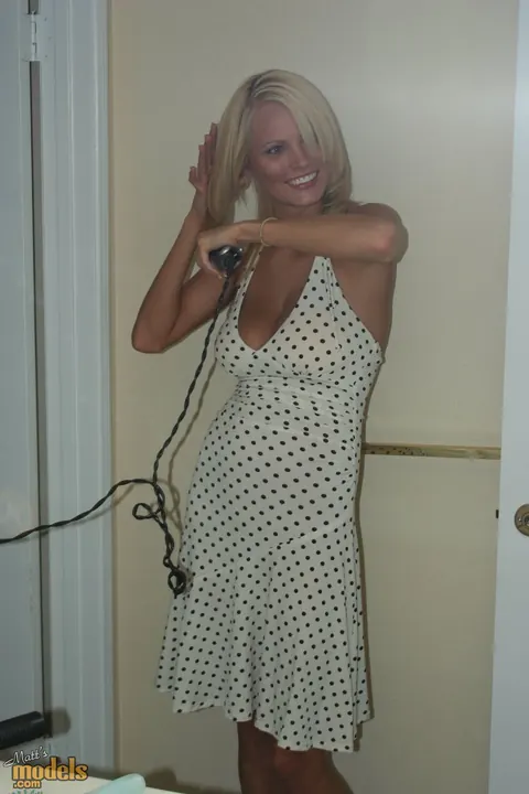 Hanna Hilton: Tall Blonde MILF Strips Naked in the Garden – photo 10 of 16