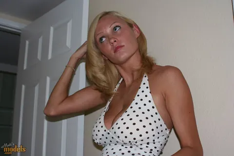 Hanna Hilton: Tall Blonde MILF Strips Naked in the Garden – photo 14 of 16