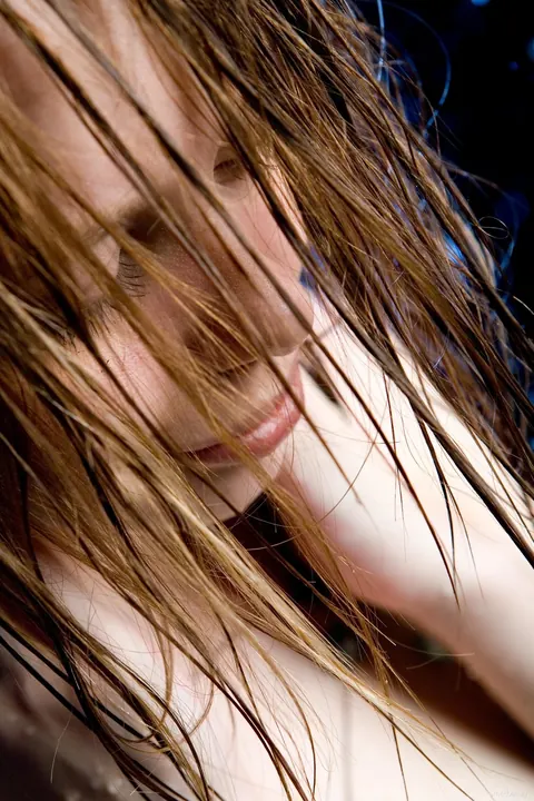 Mature Woman Poses Nude and Shows Her Body – photo 17 of 21