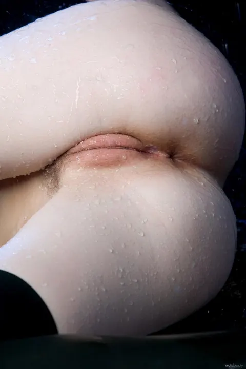 Mature Woman Poses Nude and Shows Her Body – photo 14 of 21
