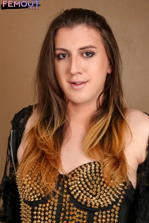 Curvy Trans Woman Strips Nude and Spreads Her Legs Wide – photo 2 of 16