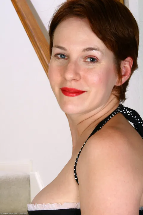 Redhead MILF in Stockings Spreads Her Pussy in Lingerie – photo 3 of 21