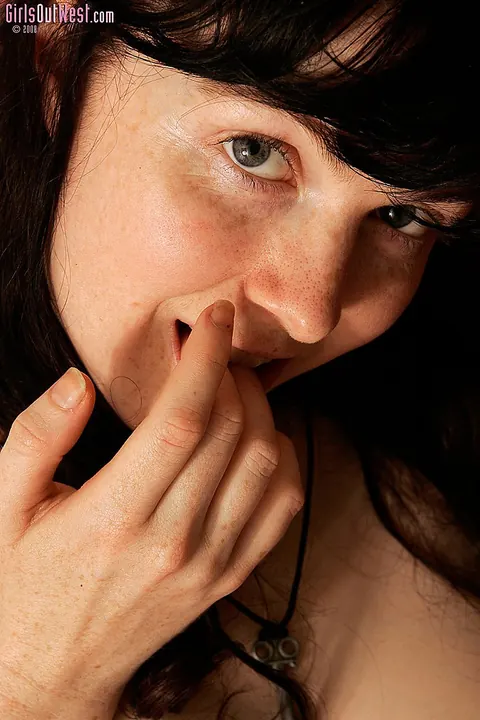 Curvy Australian Brunette Fingers Her Hairy Pussy – photo 3 of 17