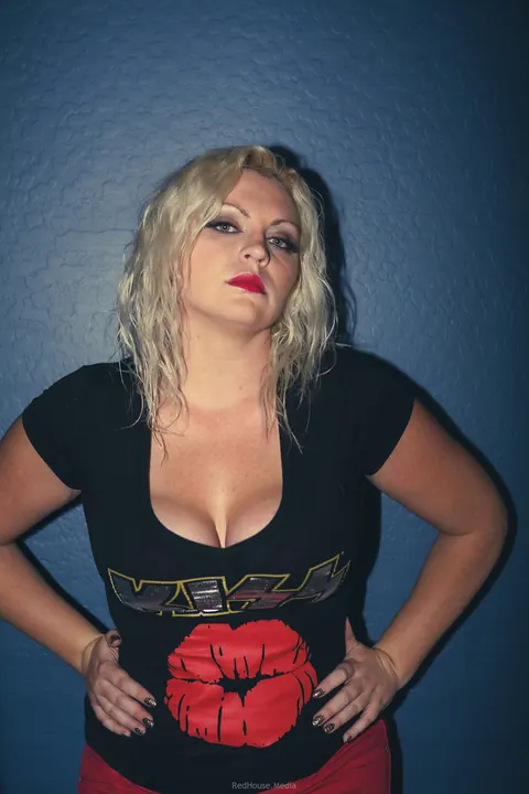 Curvy MILF with Big Tits Spreads Her Legs While Clothed – photo 1 of 21