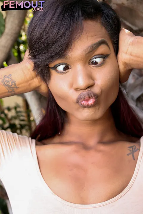 Ebony Trans Woman Has Sex Outdoors – photo 6 of 16