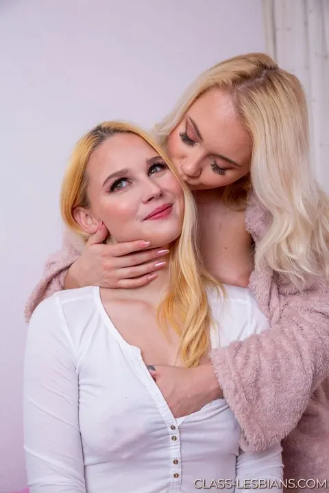 Marilyn Sugar: Blonde with Small Natural Tits Eats Pussy in the Bedroom – photo 2 of 16