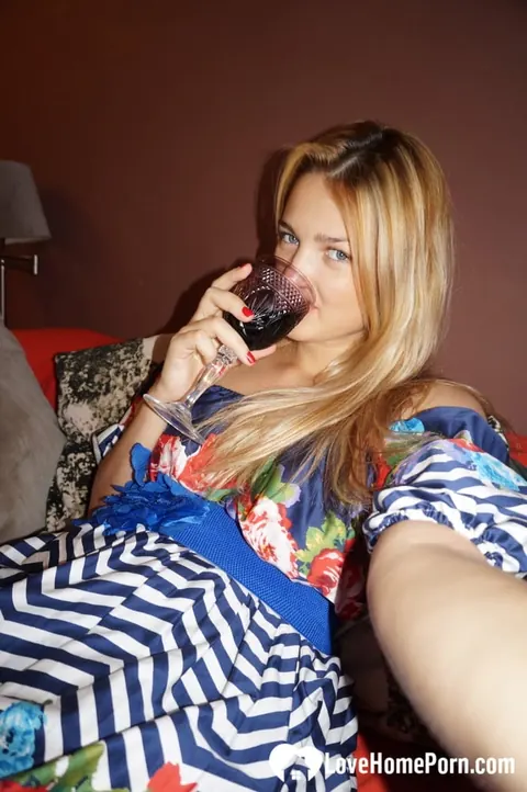 Blonde Amateur Takes Nude Selfies Showing Her Tits – photo 4 of 13