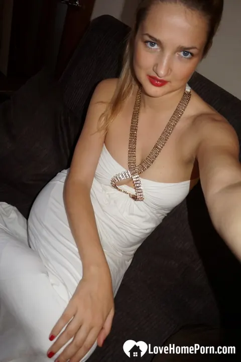 Blonde Amateur Takes Nude Selfies Showing Her Tits – photo 7 of 13