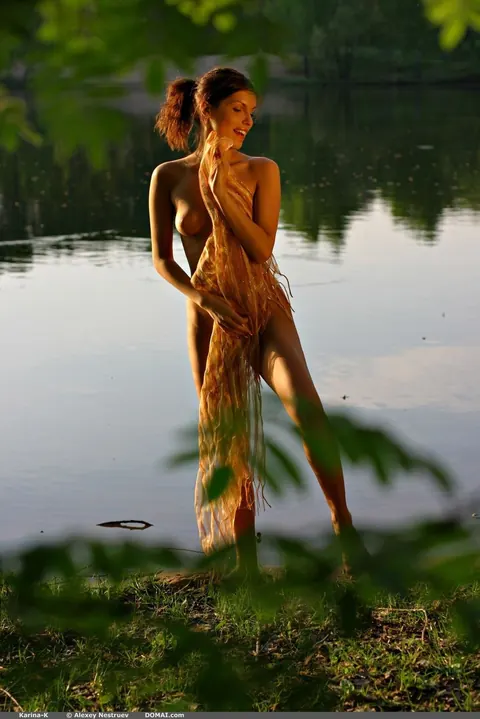 Woman Drops Her Clothes and Poses Nude for Glamour Set – photo 13 of 21
