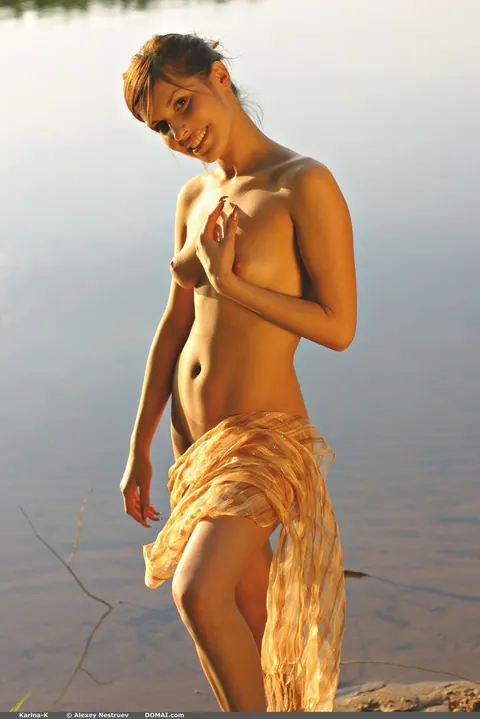 Woman Drops Her Clothes and Poses Nude for Glamour Set – photo 15 of 21