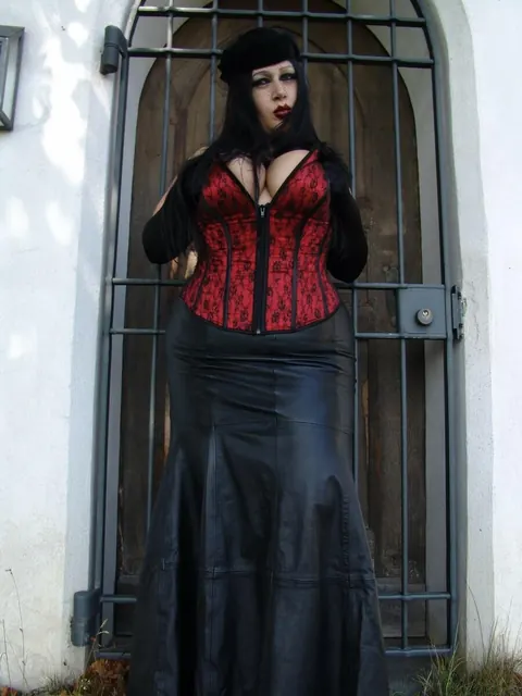 Ginger Mi: BBW Brunette Frees Her Big Tits from a Leather Bustier – photo 8 of 16