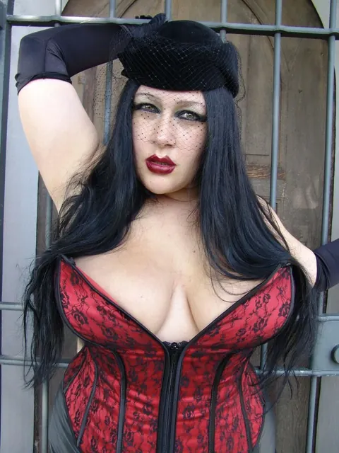 Ginger Mi: BBW Brunette Frees Her Big Tits from a Leather Bustier – photo 9 of 16
