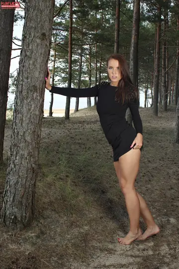 Lorette – Tanned Brunette Spreads Her Pussy Outdoors