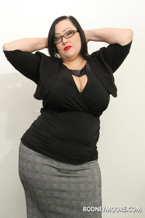 Bunny De La Cruz: Short-Haired Blonde BBW Shows Off Her Big Tits and Ass – photo 2 of 20