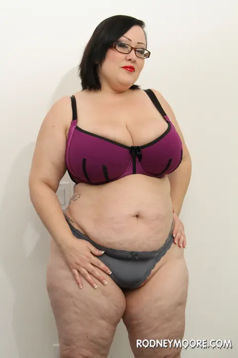 Bunny De La Cruz: Short-Haired Blonde BBW Shows Off Her Big Tits and Ass – photo 6 of 20