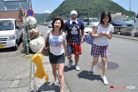 Arisa Suzuki: Short-Haired Asian MILF Takes Anal Creampies in a Public Threesome – photo 3 of 16