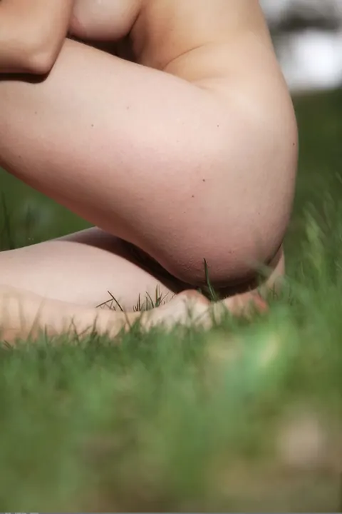 Alissa White: Brunette PAWG Spreads Her Pussy Wide in the Forest – photo 3 of 21