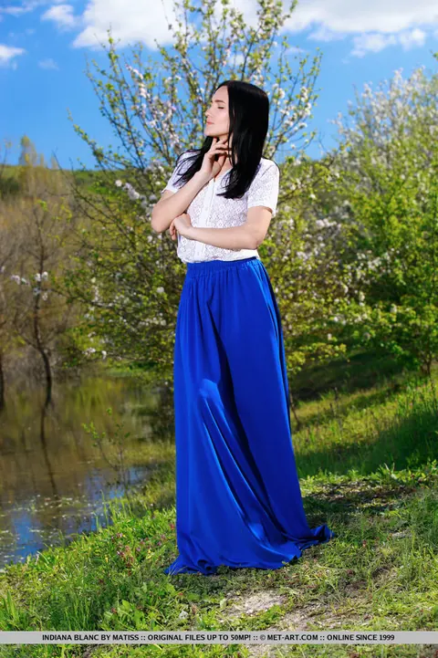 Indiana Blanc: Brunette with Natural Tits Strips Out of Her Long Skirt – photo 10 of 18