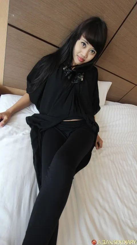 Tall Asian Pregnant Babe Sucks and Fucks a Stranger – photo 4 of 21