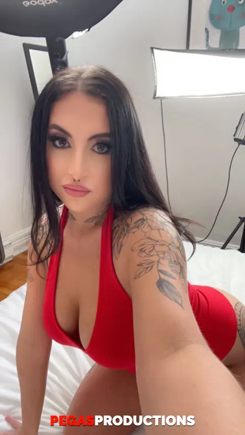 Jemima Page: Chubby MILF and Brunette Reveal Their Big Natural Tits – photo 17 of 20