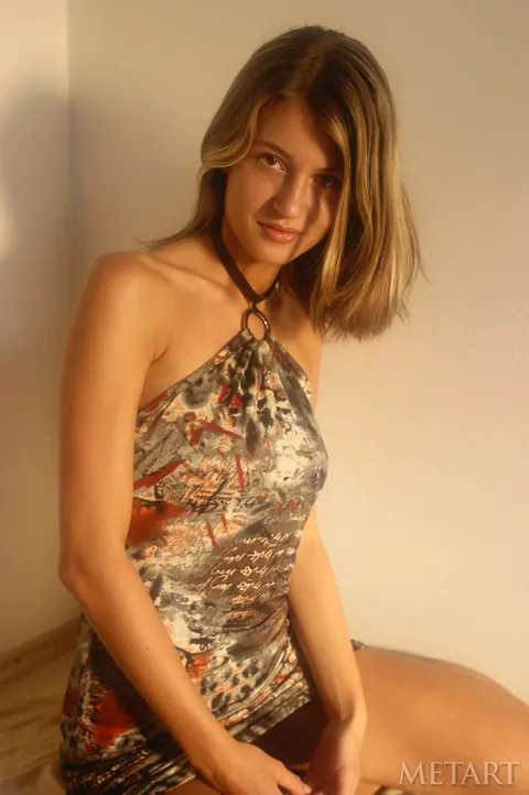 Slim Short-Haired Blonde Strips Nude and Poses – photo 1 of 21