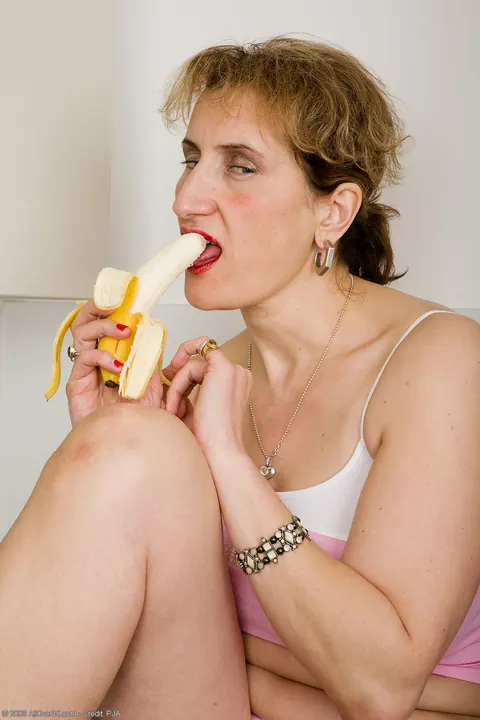Mature Woman with Big Tits Fingers Herself and Spreads Wide – photo 4 of 21