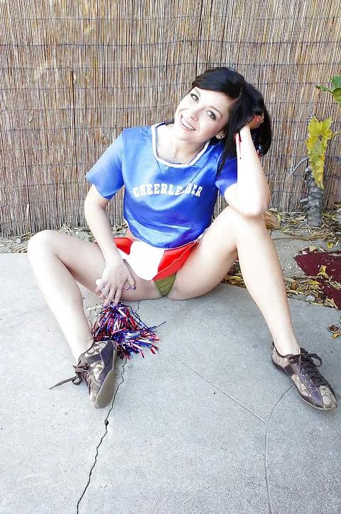 Savannah Camden: Latina PAWG Lifts Her Skirt and Spreads Outdoors – photo 3 of 16