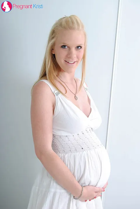 Hydii May: Pregnant Blonde PAWG Shows Her Belly and Masturbates – photo 2 of 15