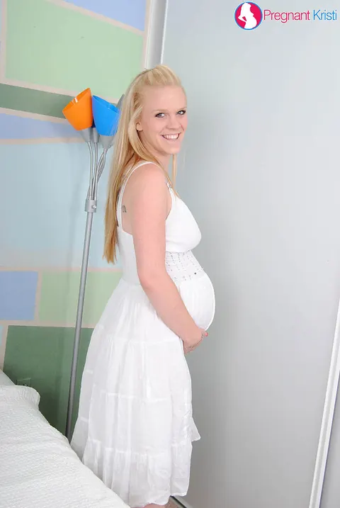 Hydii May: Pregnant Blonde PAWG Shows Her Belly and Masturbates – photo 3 of 15