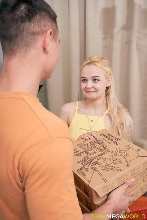 Lina Shisuta: Petite Russian Blonde Takes Pizza Guy's Cock in Her Ass – photo 6 of 21